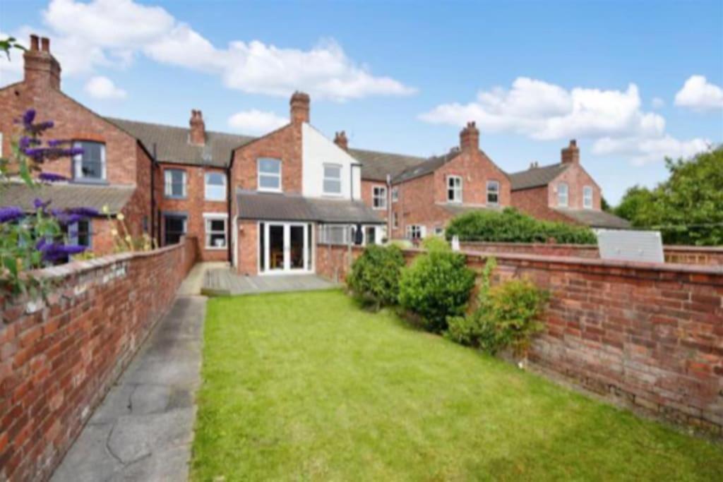 Spacious Victorian Townhouse With Cathedral Views Lincoln Exterior photo