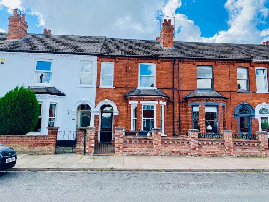 Spacious Victorian Townhouse With Cathedral Views Lincoln Exterior photo